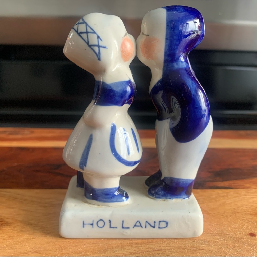 Vintage Delft Holland Blue and White Kissing boy and girl Knick knack